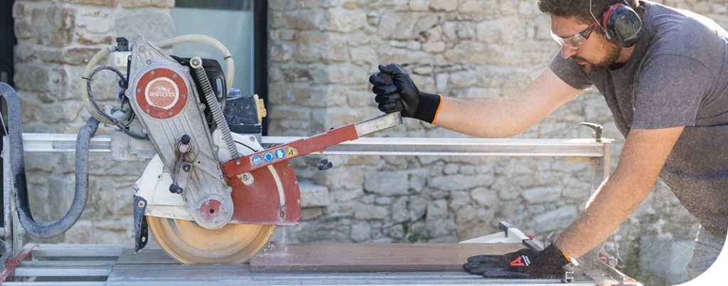 Découpe d'une planche en bois avec une scie professionnelle