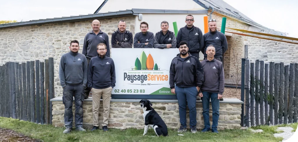 Équipe de Paysage Service devant l'enseigne de l'entreprise