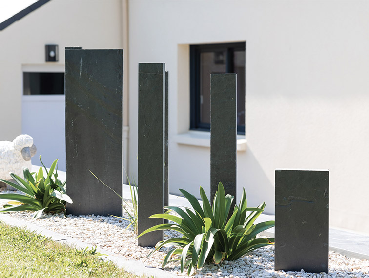 graminées et sculptures ornementales structurant le jardin