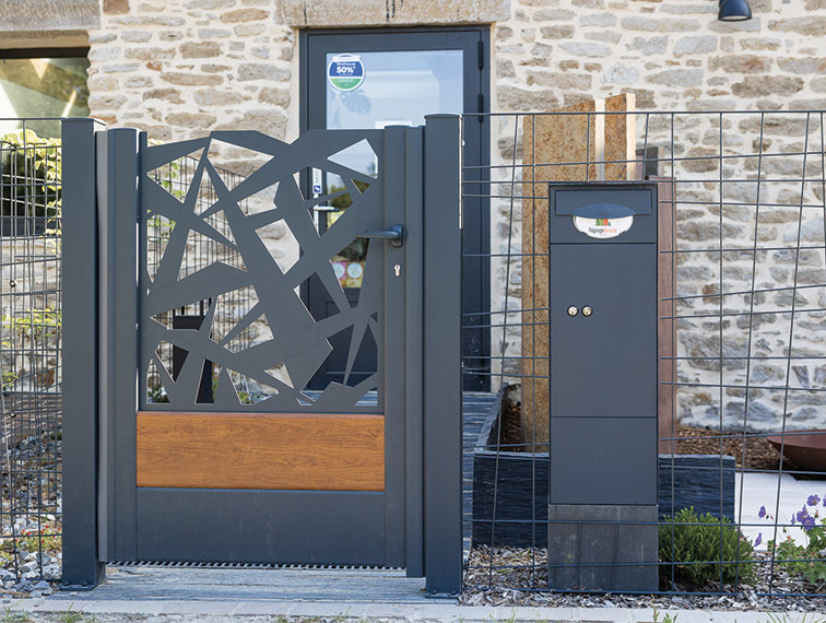 Portillon en aluminium contemporain clôturant l'entrée de la maison