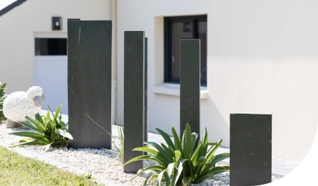 graminées et sculptures ornementales structurant le jardin