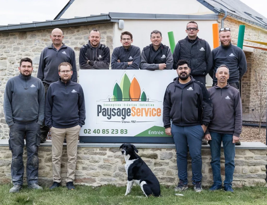 Équipe de Paysage Service devant l'enseigne de l'entreprise