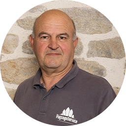 Pierrick chef d’équipe en entretien et soin au jardin