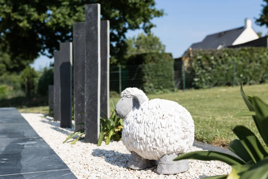 Massif avec sculpture et ardoises
